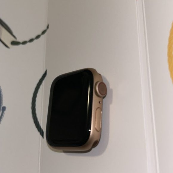 Rose Gold Apple Watch Series 5 GPS + Cellular - Picture 2 of 6